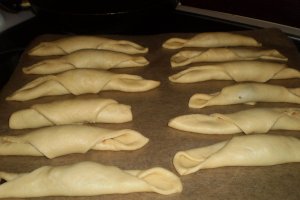 Cornuri cu dulceata de prune si nuca