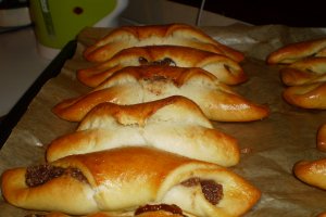 Cornuri cu dulceata de prune si nuca
