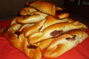 Cornuri cu dulceata de prune si nuca