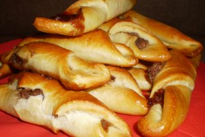 Cornuri cu dulceata de prune si nuca