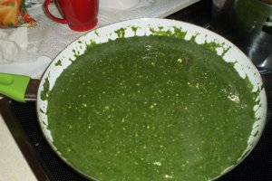 Spanac cu branza de vaci cu smantana si ochiuri