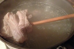 Supa de varza cu conopida si coaste de porc