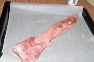 Muschiulet de porc in crusta de chimen cu piper si piure de linte