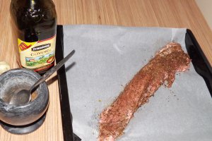 Muschiulet de porc in crusta de chimen cu piper si piure de linte