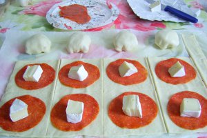 Pepperoni pizza bites