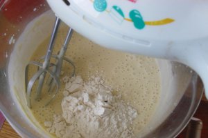 Clatite pufoase reteta cu inghetata si dulceata de visine