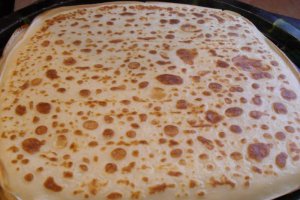 Clatite pufoase reteta cu inghetata si dulceata de visine