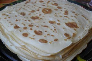 Clatite pufoase reteta cu inghetata si dulceata de visine