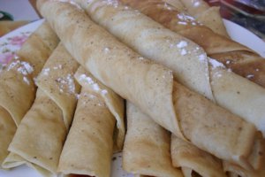 Clatite pufoase reteta cu inghetata si dulceata de visine