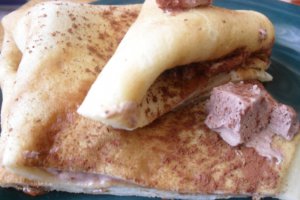 Clatite pufoase reteta cu inghetata si dulceata de visine