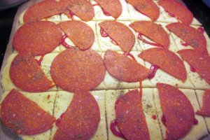 Bucăți de pizza umplute