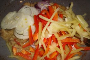 Tagliatelle cu porc in sos de vin