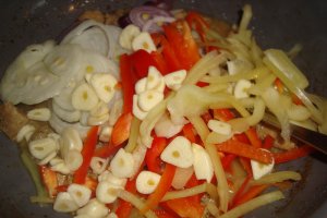Tagliatelle cu porc in sos de vin