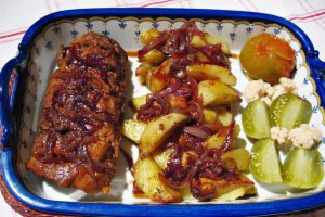 Friptura de porc si cartofi la cuptor, cu sos de ceapa caramelizata
