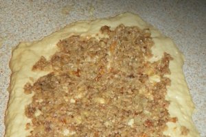 Cozonac cu nuca ,fulgi de migdale si halva