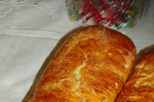 Cozonac cu nuca ,fulgi de migdale si halva