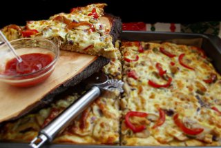 Pizza cu ciuperci si carne de pui afumata