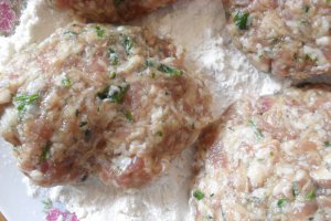 Chiftelute cu carne si cartofi