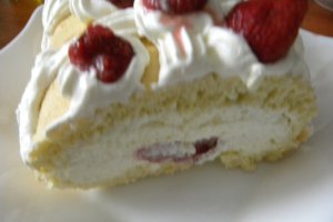Rulada cu crema cu mascarpone si capsuni