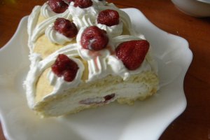 Rulada cu crema cu mascarpone si capsuni