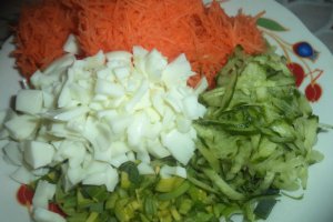 Salata de morcov, castravete si praz cu maioneza