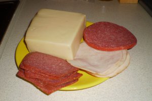 Cornuri cu salam,sunca si cascaval Delaco