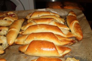 Cornuri cu salam,sunca si cascaval Delaco