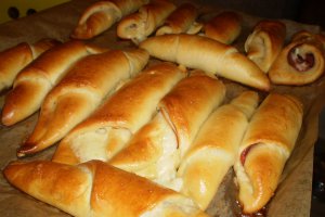 Cornuri cu salam,sunca si cascaval Delaco