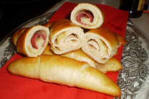 Cornuri cu salam,sunca si cascaval Delaco