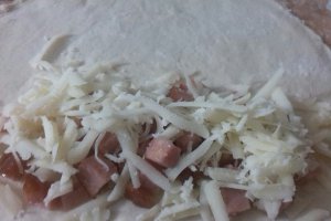 Langosi cu cascaval si salam de vara