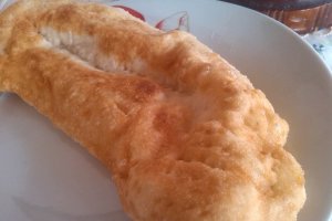 Langosi cu cascaval si salam de vara