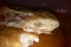 Langosi cu cascaval si salam de vara
