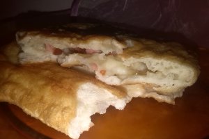 Langosi cu cascaval si salam de vara