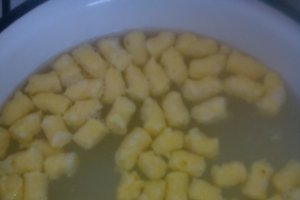 Gnocchi parisiene cu sos bechamel