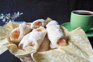 Cornulete fragede cu gem de mere cu gutui