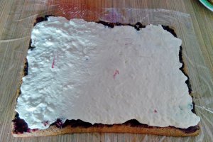 Rulada cu fructe si crema de frisca