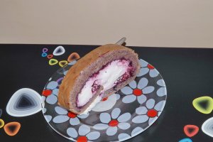 Rulada cu fructe si crema de frisca