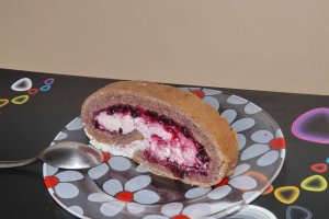 Rulada cu fructe si crema de frisca