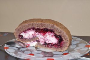 Rulada cu fructe si crema de frisca