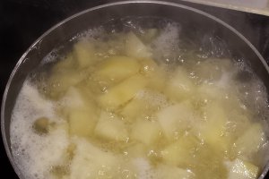 Friptura de porc la tigaie cu piure de cartofi si ciuperci trase la tigaie
