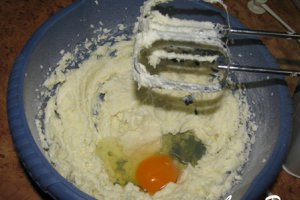 Tort cu fistic, crema de vanilie si topping de caramel