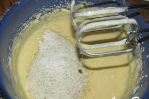 Tort cu fistic, crema de vanilie si topping de caramel