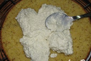 Tort cu fistic, crema de vanilie si topping de caramel