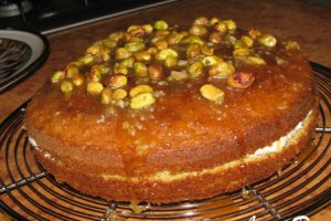 Tort cu fistic, crema de vanilie si topping de caramel