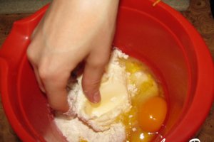 Tort cu mac si glazura de lamaie