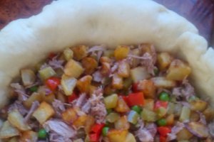 Tarta cu carne si legume