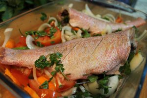 Red fish pe pat de legume la cuptor