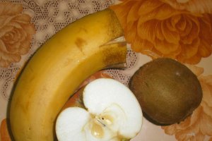 Salata cu banana, mar, kiwi si frisca