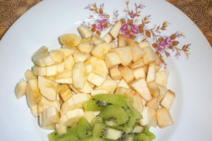 Salata cu banana, mar, kiwi si frisca