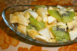 Salata cu banana, mar, kiwi si frisca